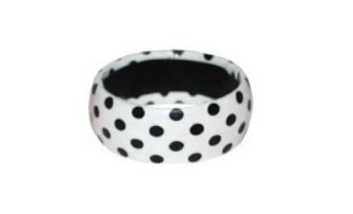 bracelet en plastique blanc avec des pois noirs style annees 50